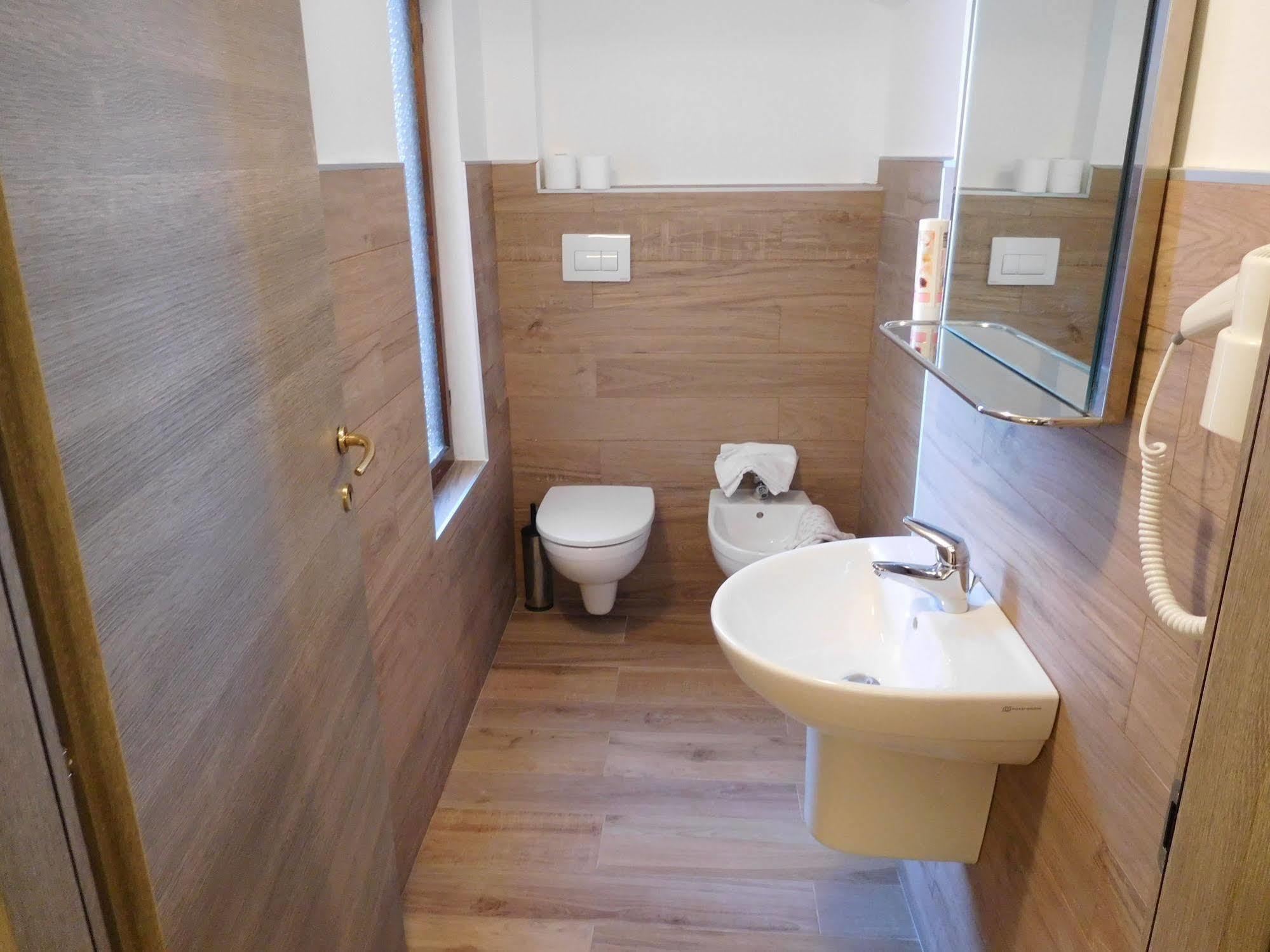 Hotel Vescovi أسياجو المظهر الخارجي الصورة